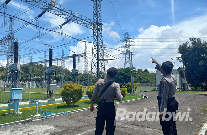 LAKUKAN PENAGAMANAN: Tim Sabhara bersama petugas PLN, melakukan penjagaan di gardu induk di Dusun Cappore, Kecamatan Panji, Rabu (16/11). (HUMAIDI/JPRS)