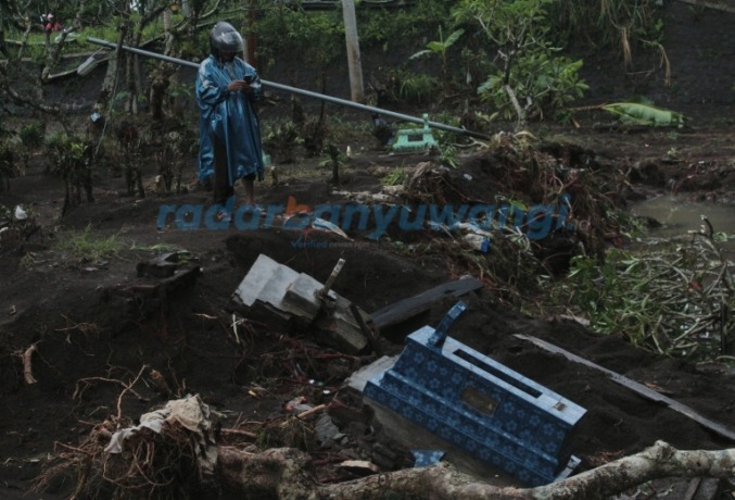 HANCUR: Makam di TPU Dusun Gunungkrikil, Desa Tegalharjo, Kecamatan Glenmore yang rusak karena diterjang banjir, Jumat (4/11).