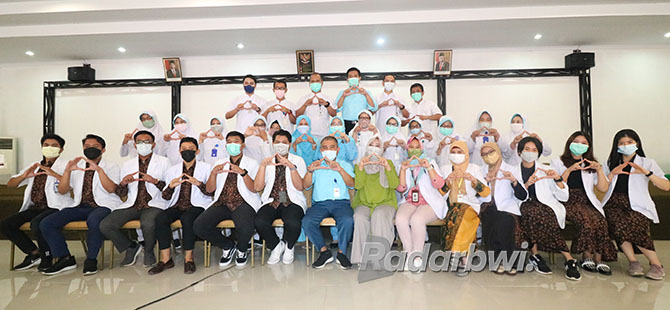 PENGABDIAN: Para dokter internsip berfoto bersama para dokter pembimbing dan dokter senior di RSAH Gambiran, Banyuwangi. (RSAH UNTUK RABA)