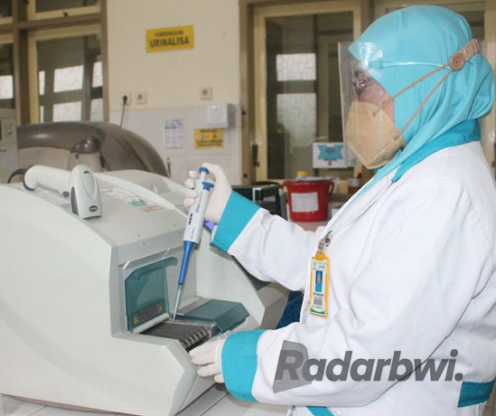 TES: Petugas mengecek sampel darah untuk deteksi dini kanker ovarium di Laboratorium Rumah Sakit Al Huda Gambiran, Banyuwangi. (RSAH UNTUK RABA)