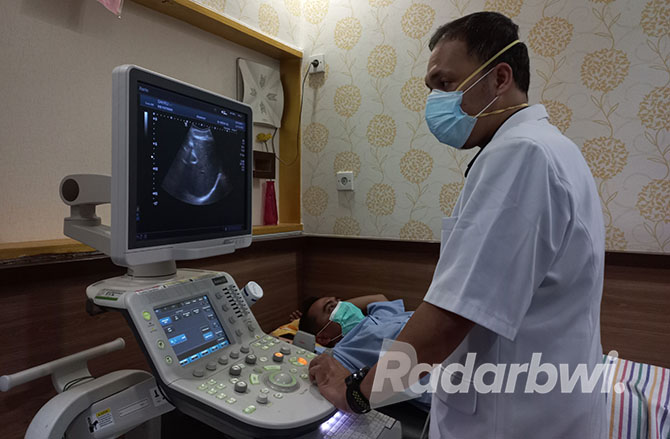 EFEKTIF: Dokter Nizam Fahmi memeriksa abdomen pasien dengan perangkat USG di RSI Fatimah Banyuwangi. (RSIF UNTUK RABA)