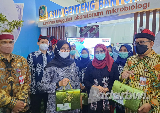 KREATIF: Bupati Ipuk Fiestiandani (tiga dari kiri) didampingi Direktur RSUD Genteng Hj Siti Asiyah Anggraini mengunjungi stan pameran HKN di Banyuwangi. (SRY INDAYANI UNTUK JPRG)