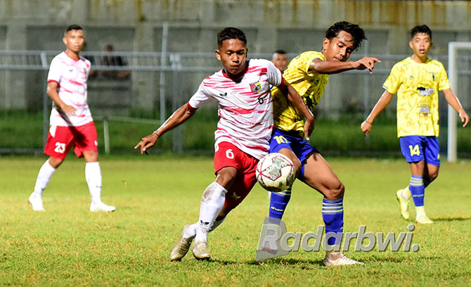 Pemain Banyuwangi Putra (kuning) melakukan uji coba dengan Persid Jember di Stadion Diponegoro Banyuwangi, beberapa waktu lalu. (Ramada Kusuma/Radar Banyuwangi)