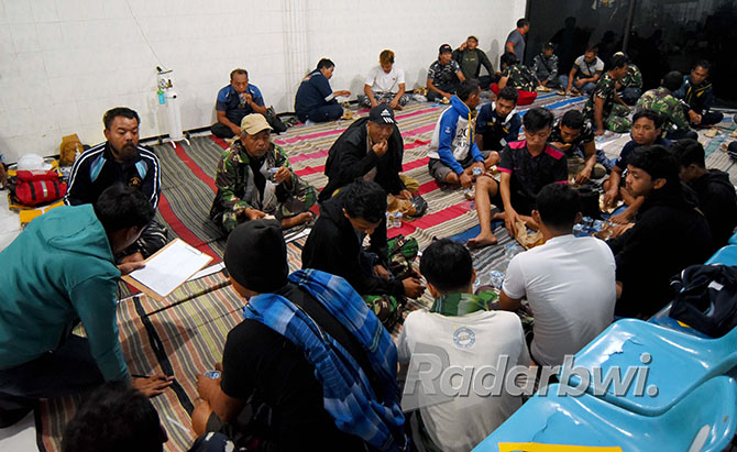 SELAMAT DARI MAUT: Penumpang kapal berkumpul di Pelabuhan Tanjung Wangi, Kamis (17/11). Mereka kini menunggu ganti rugi dari pihak manajemen KM Mutiara Timur 1. (RAMADA KUSUMA/RABA)