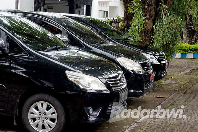 PELAT MERAH: Pemkab Banyuwangi memiliki 1.831 kendaraan dinas. Dari ribuan kendaraan tersebut, sebanyak 459 unit pajaknya belum terbayar di Samsat. (RAMADA KUSUMA/RABA)