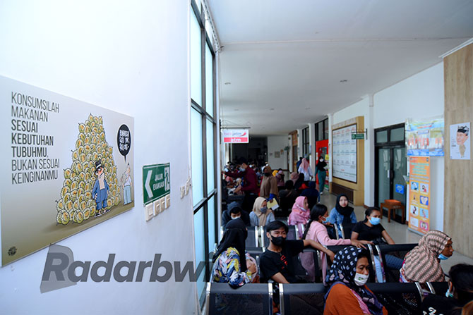 BIKIN SENYUM SENDIRI: Ruang tunggu dan lorong-lorong RSUD Blambangan dipasang kartun yang unik dan lucu. Harapannya, pasien maupun yang menunggu orang sakit tetap tersenyum. (RAMADA KUSUMA/RABA)