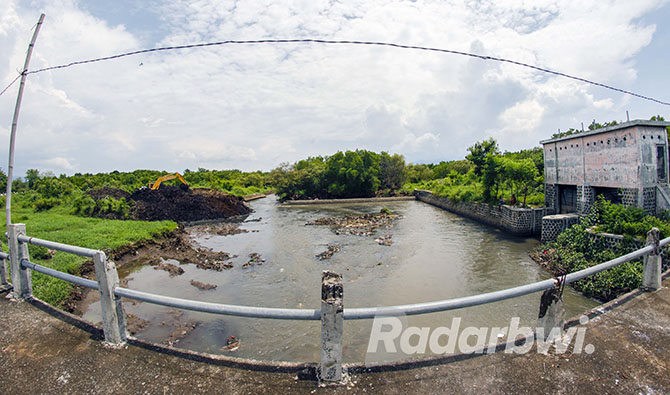 LEBIH LEBAR: Alat berat mengeruk sedimentasi di muara Sungai Kalilo, Rabu (16/11). Pengerukan sebagai langkah antisipasi banjir di wilayah kota Banyuwangi. (RAMADA KUSUMA/RABA)