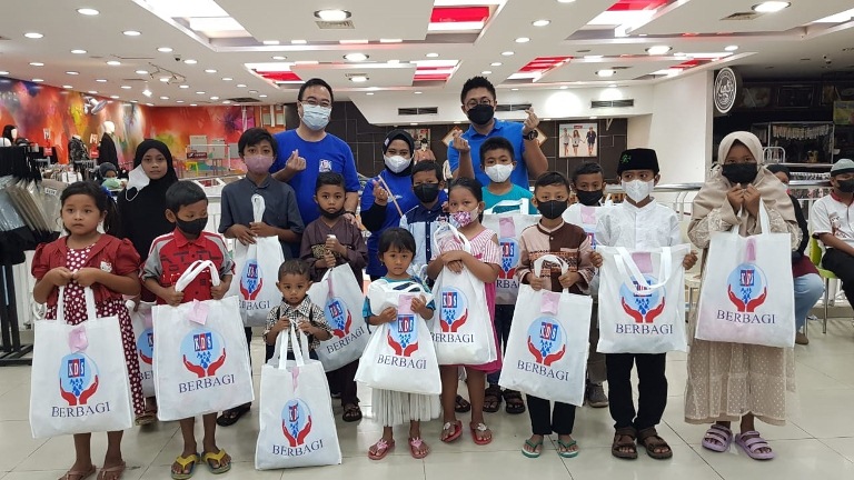 PEDULI DAN BERBAGI : Manager KDS Situbondo Andi Irawan (kiri) mengabadikan momen bahagia dengan sejumlah anak yatim di lantai dua KDS Situbondo, kemarin (27/11).