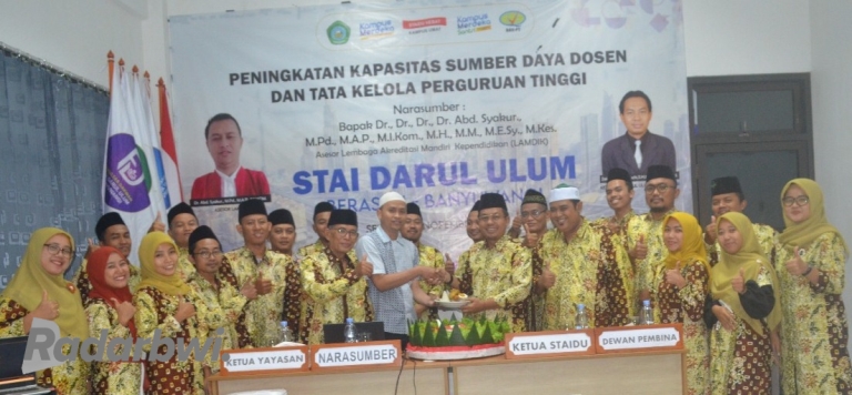 MENUJU IAI: Ketua STAIDU Zainal Aris Masruchi (lima dari kanan) menyerahkan tumpeng pada Asesor LAMDIK Dr. Dr. Dr. Dr. Abd Syakur, M.Pd.,M.A.P.,M.I.KOM.,M.H.,M.M.,M.E.Sy.,M.Kes didampingi, Selasa (22/11).  (THOMY SILA/Jawa Pos Radar Genteng)