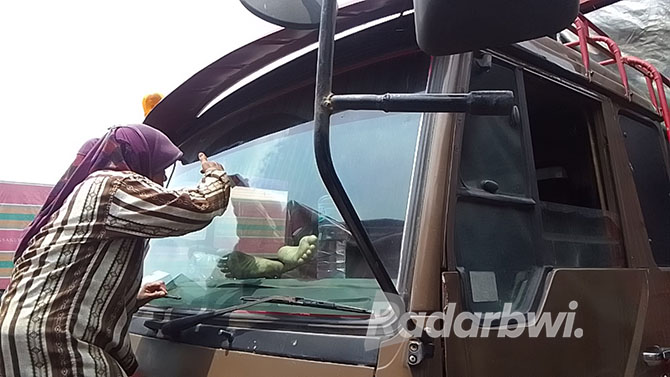 DI KABIN TRUK: Jenazah Hadi Sisyono warga Dusun Krajan, Desa Kelir, Kecamatan Kalipuro, Banyuwangi, diintip warga di halaman Gudang Pupuk di Desa Kalibagor, Kecamatan/Kota Situbondo, Minggu (20/11). (HUMAIDI/JPRS)