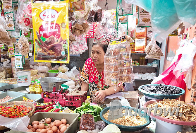 TUNGGU PEMBELI: Siti Marsinem berjualan kebutuhan bahan pokok di Pasar Tradisional Jajag, Kamis (25/11). (SOFIAN/RABA)