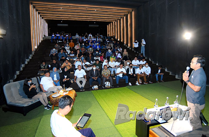BERBAGI: Ar. Fafan Tri Afandy IAI menyampaikan materi tentang dunia arsitektur di amphitheater Gedung Djuang 45 Banyuwangi kemarin (26/11). (RAMADA KUSUMARABA)