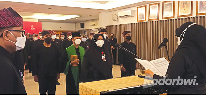 MUTASI: Bupati Ipuk melantik lima pejabat eselon II, III, dan IV di kantor Pemkab Banyuwangi, Selasa (15/11). (SIGIT HARIYADI/RABA)