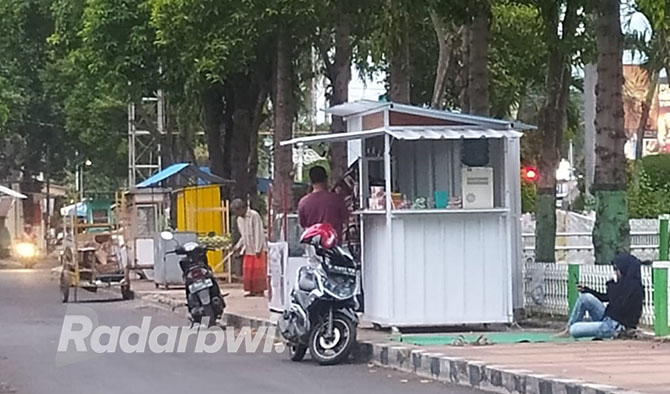 Sejumlah pedagang masih tetap nekat berjualan di Taman Kota yang terletak di sebelah alun-alun Situbondo. (IWAN FERIYANTO/JPRS)