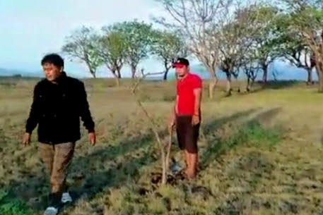 PERJUANGAN PERBAIKI LINGKUNGAN: Ketua Pokdarwis Savana Beach Mahmudi dan YZ Jasties bagian SDM  Savana Beach saat bersih-bersih sekitar pantai. (Pokdarwis Savana untuk Radar Banyuwangi)