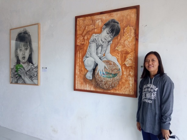 APIK: Susilowati bersama karya lukisnya tentang anak, Selasa (1/11).