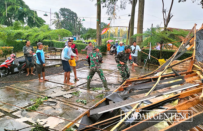 PERBAIKAN: Anggota TNI bersama warga mengevakuasi warung milik Ny Tatik di Dusun Trembelang, Desa/Kecamatan Cluring, Sabtu (26/11). (SERTU ARIF UNTUK JPRG)