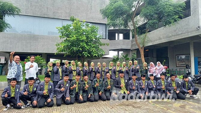 Siswa SMP Alquran Safinda Banyuwangi foto bersama di halaman Grha Pena Banyuwangi. (Ayu Lestari/Radar Banyuwangi)