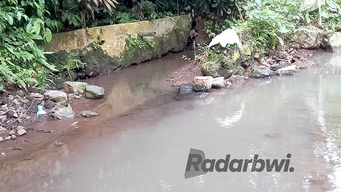 MENGALIR DARI PIPA: Sumber Air Sukmo Ilang di Desa Olehsari, Kecamatan Glagah. Beberapa warga percaya air sumber yang satu bertuah. (AYU LESTARI/RABA)