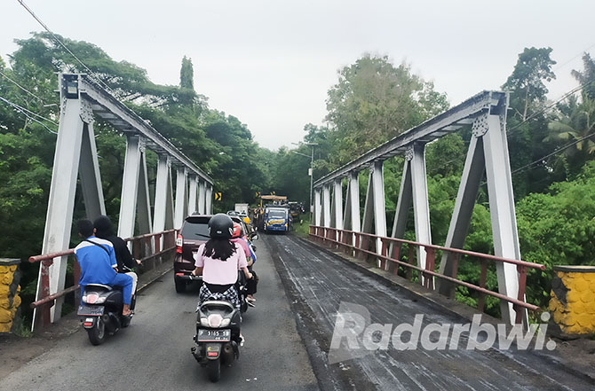 TERJEBAK MACET: Aspal lama di atas Jembatan Tambong dikerok supaya aspal baru dapat menempel lebih baik. Rekondisi jalan tersebut mengakibatkan kemacetan arus lalu lintas, Rabu (23/11). (DEDY JUMHARDIYANTO/ RABA)