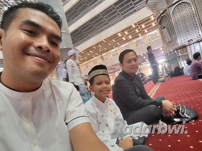 MUSLIM: Farel Prayoga (tengah) bersama Zidni Ilman Nafia (kiri) dan David (kanan) saat menunaikan ibadah salat di Masjid Istiqlal Jakarta. (ZIDNI FOR RABA)