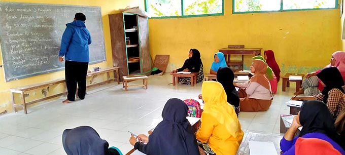 PERCEPATAN KESETARAAN: Relawan Banyuwangi Mengajar memberikan materi pelajaran kepada warga belajar.