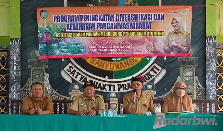 PENCEGAHAN : Kabid Ketahanan Pangan Dispertapa Banyuwangi Abdul Halim (dua dari kanan) memberikan pengarahan terkait pengendalian stunting di Kantor Desa Grajagan, Kecamatan Purwoharjo, Senin (28/11). (LUGAS RUMPAKAADI/JPRG)