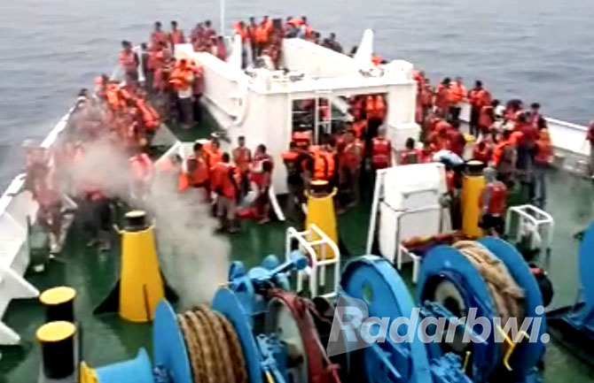 URUNG SANDAR: Penumpang KM Mutiara Timur rute Tanjung Wangi–Gili Mas menunggu dievakuasi setelah kapal yang ditumpangi mengalami kebakaran di dekat perairan Singaraja, Rabu (16/11). (TANGKAPAN LAYAR)