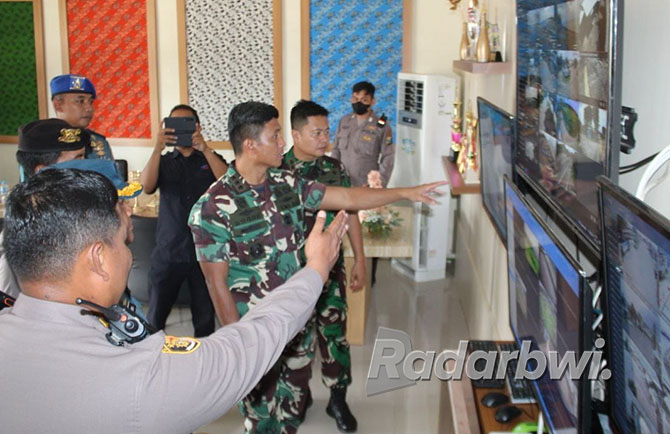 CEK KEAMANAN: Danrem 083/Baladhika Jaya Kolonel (Inf) Mohammad Imam Gogor Agni Aditya memeriksa ruang pemantauan CCTV di Pelabuhan Ketapang, Rabu (16/11). (PENDIM 0825 untuk RaBa)