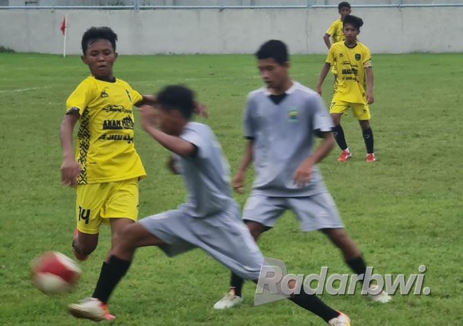 ADU KUAT: Pemain Ketapang FC (Jersey abu-abu) berusaha melewati pemain Persip Pesanggaran di partai final Piala Soeratin U-15 di Stadion Diponegoro kemarin. (FREDY RIZKI/RaBa)