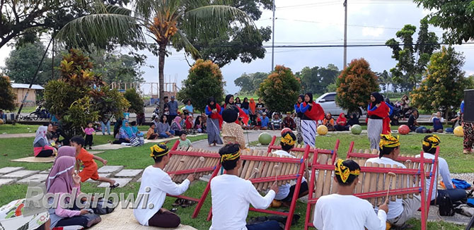 WADAH KEGIATAN: Kegiatan pentas seni budaya sering digelar di Lapangan Singojuruh, Banyuwangi. (DEDY JUMHARDIYANTO/RABA)