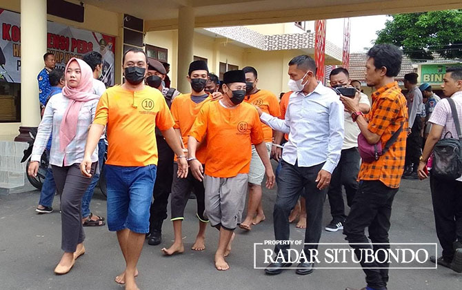 UNGKAP KASUS: Para tersangka tindak pidana kejahatan usai release di Mapolres Situbondo, Selasa (29/11). (HUMAIDI/JPRS)
