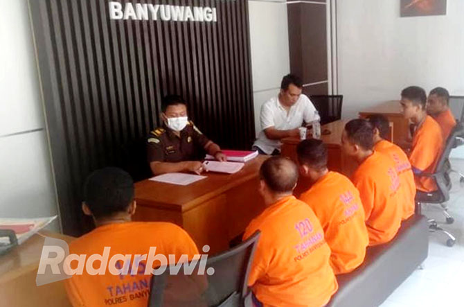 BAP P-21: Tujuh tersangka pencurian kayu milik Perkebunan Bumisari dilimpahkan ke Kejaksaan Negeri (Kejari) Banyuwangi, Jumat (11/11). (BAGUS RIO/RABA)