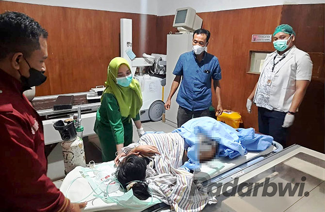 TERLUKA PARAH: LA mendapatkan perawatan intensif di RSUD dr Soebandi Jember akibat tusukan belati kekasihnya, Minggu (20/11). (BUANG UNTUK RABA)
