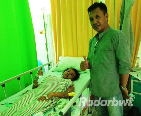 BERANGSUR MEMBAIK: LA terbaring lemas di RSUD dr Soebandi Jember, Senin (21/11). Pisau belati yang menancap di pinggang sudah bisa dicabut. (BUANG UNTUK RABA)
