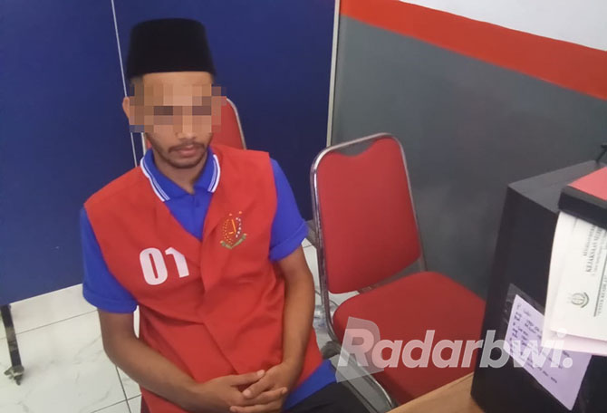 SIDANG ONLINE: RA mendengarkan tuntutan jaksa di Lapas Kelas IIA Banyuwangi, Senin (14/11). (BAGUS RIO/RABA)