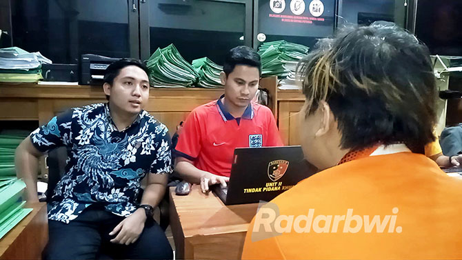 DIKOREK KETERANGAN: Ivan menjalani pemeriksaan secara maraton oleh penyidik Polresta Banyuwangi, Minggu (20/11). (POLRESTA UNTUK RABA)