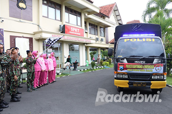 MISI SOSIAL: Kapolresta Kombespol Deddy Foury Millewa memberangkatkan dua truk bantuan ke Cianjur di halaman Polresta Banyuwangi, Kamis (24/11). (BAGUS RIO/RABA)