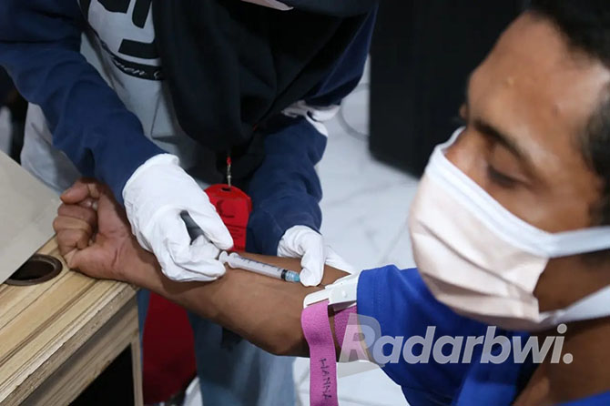 AMBIL SAMPEL DARAH: Salah seorang napi diambil sampel darahnya untuk mengetahui positif tidaknya terjangkit virus HIV/AIDS. Pemeriksaan tersebut berlangsung di Aula Sahardjo Lapas Banyuwangi. (BAGUS RIO/RABA)