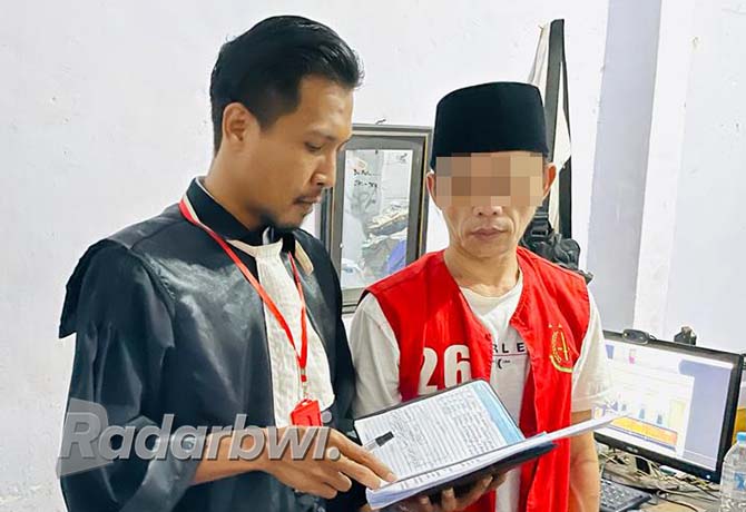 PEMERIKSAAN TERDAKWA: Ali, terdakwa 5,5 kg sabu-sabu, menjalani sidang secara online di Lapas Banyuwangi, Rabu (16/11). (BAGUS RIO/RABA)