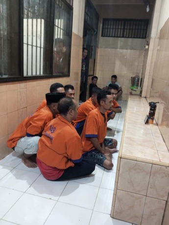 SIDANG ONLINE: Tujuh terdakwa penebangan pohon milik Perkebunan Bumisari menjalani sidang perdana di ruang tahanan Polresta Banyuwangi, Senin (28/11). (Bagus Rio/RadarBanyuwangi.id)