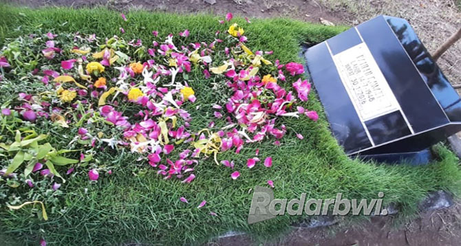 TERTATA: Rumput jepang ditanam di atas permukaan makam agar lebih rapi. (BAYU SAKSONO/RABA)
