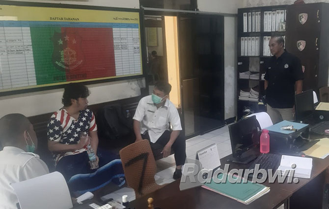 TERSANGKA: Ahmad Firdaus (dua dari kiri) saat menjalani pemeriksaan di ruang Unit reskrim Polsek Genteng, kemarin (16/11). (POLSEK GENTENG UNTUK JPRG)