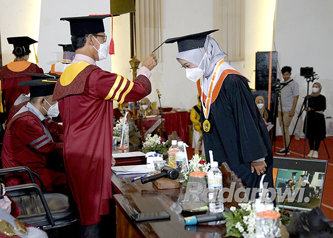 PROSESI: Pemindahan kuncir oleh Ketua Stikes Banyuwangi Dr H Soekardjo. (Toha/Radar Banyuwangi)
