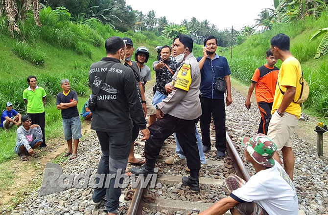 MENINGGAL DUNIA: Petugas Polsek dan Koramil Banyuwangi melakukan olah TKP kecelakaan kereta api di Lingkungan Beran, Kelurahan Kebalenan, Minggu (20/11). (AKP KUSMIN FOR RABA)