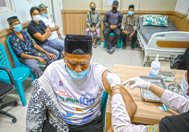 Ilustrasi seorang warga mendapat suntikan vaksin meningitis. Pemerintah Indonesia akhirnya memutuskan jamaah umrah tidak wajib suntik vaksin meningitis. (Dipta Wahyu/Jawa Pos)