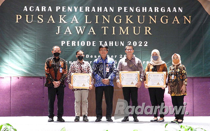 PENGHARGAAN: Empat perusahaan di Kabupaten Banyuwangi meraih penghargaan Pusaka Lingkungan dari Pemerintah Provinsi Jawa Timur yang diserahkan oleh Kepala DLH Provinsi Jatim Jempin Marbun SH MH (12/12).