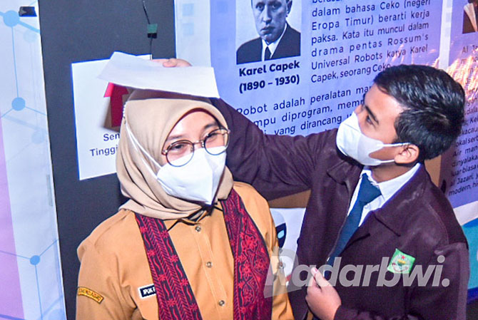 PEREKA CIPTA: Bupati Ipuk Fiestiandani menjajal karya siswa dalam Festival Science Entrepreneur di Gedung Juang 45 Banyuwangi, pada 22 Mei 2022 (RAMADA KUSUMA/RABA)