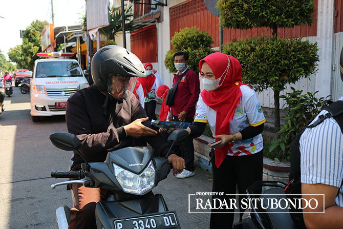 TURUN KE JALAN: Sejumlah pegawai Dinkes Situbondo memberikan informasi terkait HIV/AIDS kepada pengendara motor di simpang empat Alun-Alun Kota Situbondo, Kamis (1/12). (IWAN FERIYANTO/JPRS)