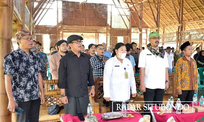 MOMEN LIMA TAHUNAN: Peserta musda Dewan Kesenian Situbondo di Karang Kenek, Desa Olean, Kecamatan Situbondo, Rabu (7/12), sepakat memilih kembali Edy Supriyono sebagai ketua DKS periode berikutnya. (DKS untuk JPRS)